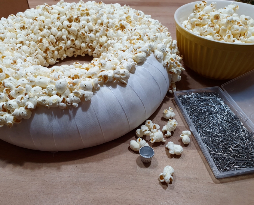 DIY-Popcornkranz-inthemaking